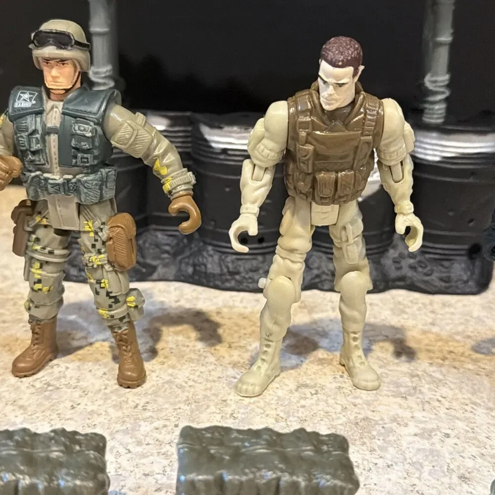 Military Action Figure Lot 5 Soldiers + Oil Drum Stand & 4 Sandbags 4” Toys